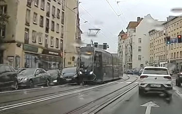 Karambol na Piłsudskiego. Tramwaj ciągnął taksówkę, taranując auta stojące w korku