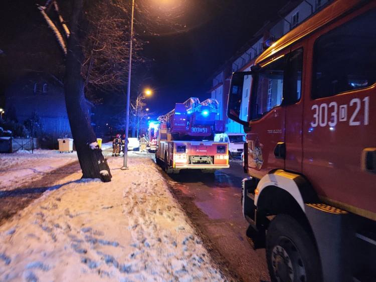 Pożar domu na Brochowie. Zapalił się strop, ewakuowano kilka osób