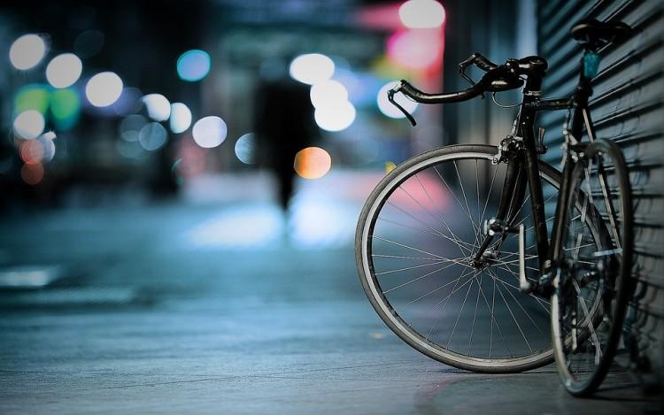 Wrocław: pijany kierowca chciał przejechać rowerzystę. Doszło do awantury
