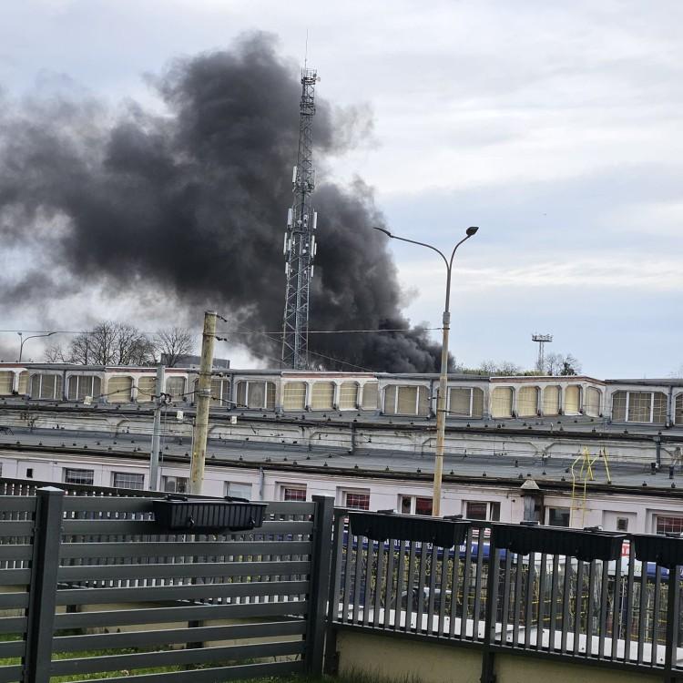 Wrocław: Pożar na Namysłowskiej. Paliły się śmieci i opony