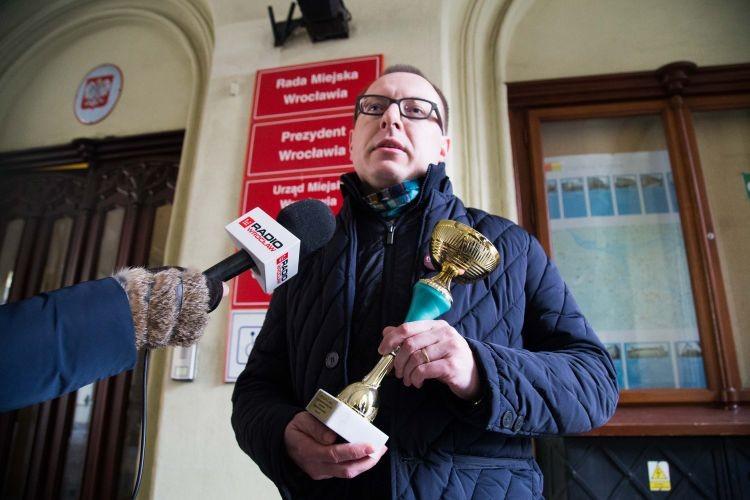 Partie Razem i Zieloni przekazali prezydentowi Dutkiewiczowi puchar smogowy [ZDJĘCIA]
