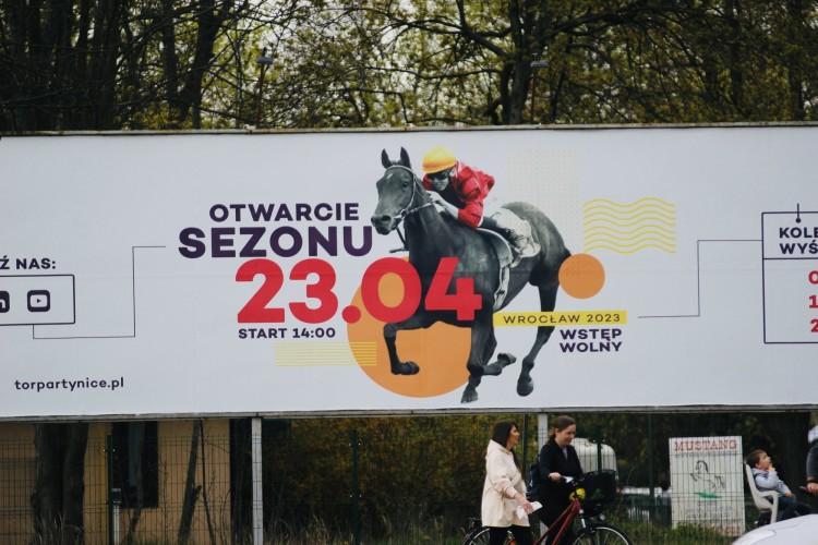Wrocław: Ruszył sezon wyścigów konnych na Partynicach [DUŻO ZDJĘĆ]