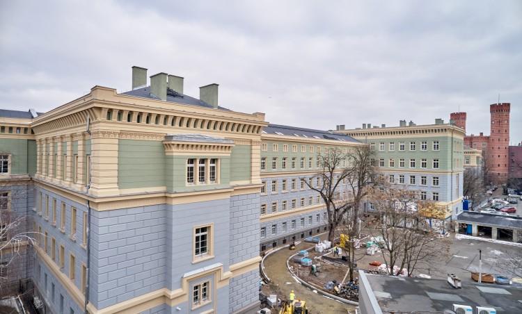 Błękitna elewacja prokuratury gotowa. Remont przeniósł się do wnętrz [ZDJĘCIA Z DRONA]