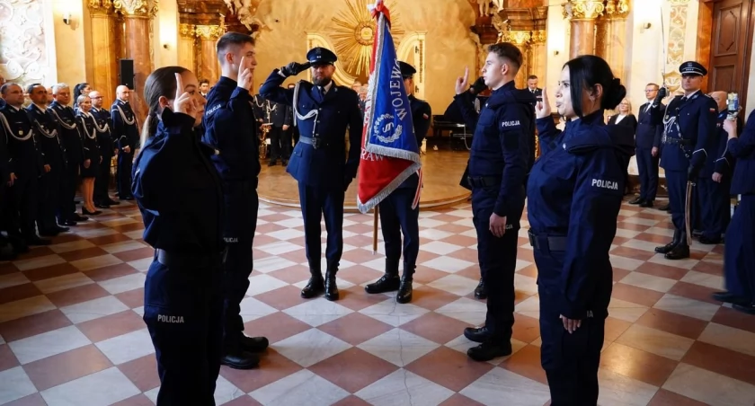 Policjanci opanowali uniwersytet. 100 nowych funkcjonariuszy złożyło ślubowanie