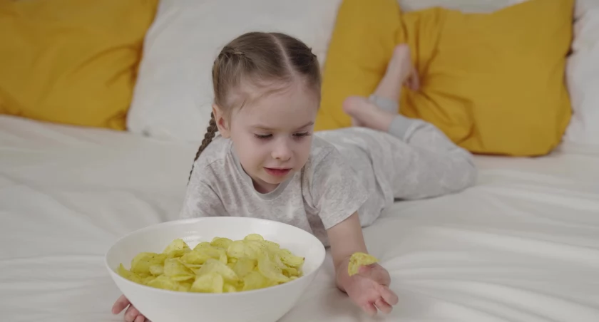 Wysokokaloryczne i niskokaloryczne przekąski. Co naprawdę syci dzieci? 