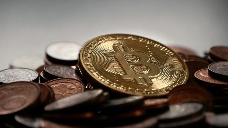 Wrocław: policja rozbiła grupę handlarzy fakturami VAT. Rozliczali się w Bitcoinach