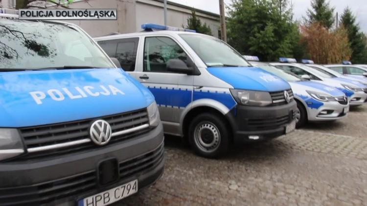 Dolnośląscy policjanci dostali 44 nowe, oznakowane i nieoznakowane radiowozy [ZDJĘCIA, WIDEO]