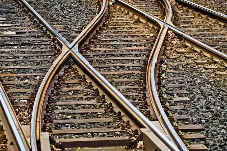 Pociąg jadący do Wrocławia zderzył się z ciężarówką. Kierowca nie przeżył