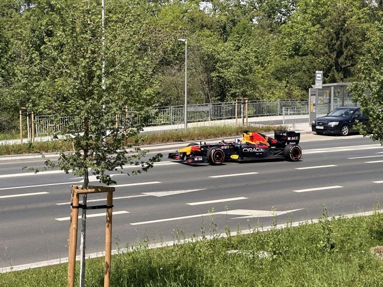 Bolid gra w reklamie, miasto zamknięte dla mieszkańców. Czy każdy może wynająć ulicę?