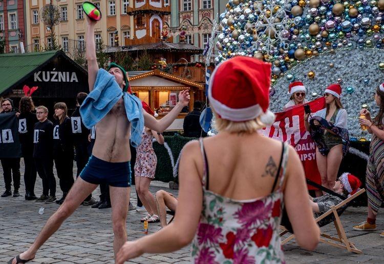 Legenda Bollywoodu i protest w strojach kąpielowych [PODSUMOWANIE DNIA]