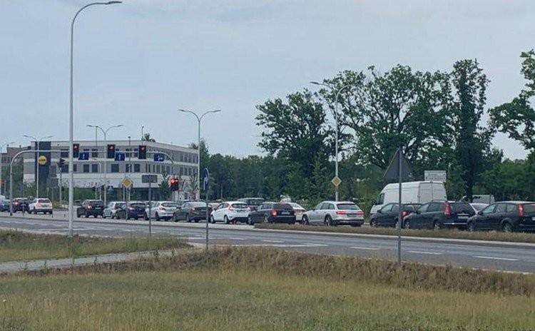 Uszkodzone szlabany i korek gigant na Jagodnie. A pociąg jeździ dopiero trzeci dzień