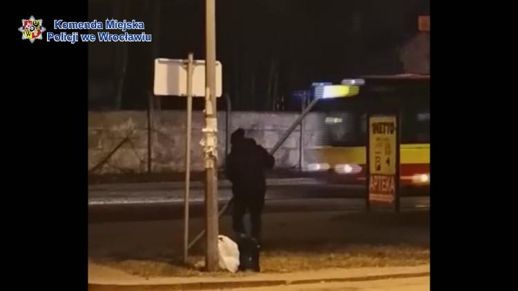 Nietypowa próba kradzieży we Wrocławiu. 67-latek toporkiem połamał znak [WIDEO]