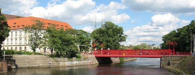 Pijani zażywali kąpieli w Odrze. Musiała ich ratować policja