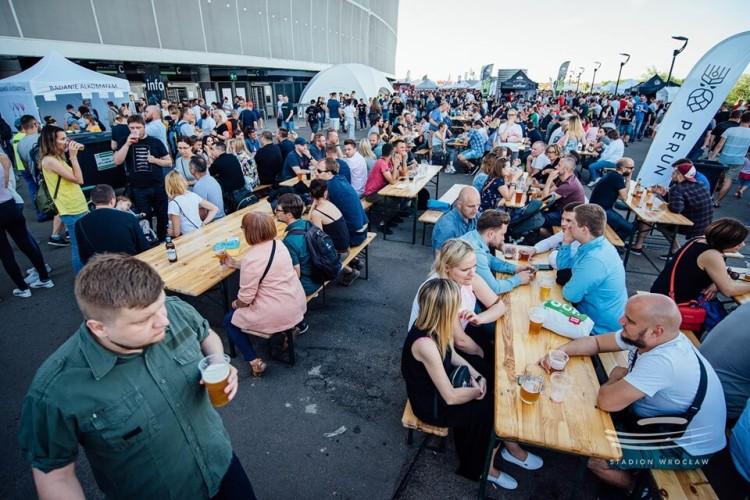 Lato na Stadionie Wrocław. Festiwal piwa, zlot samochodów i pokaz laserowy [ZOBACZ]