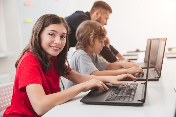 Laptopy dla uczniów jadą do Wrocławia. Nauczyciele pytają: co mamy z nimi zrobić?