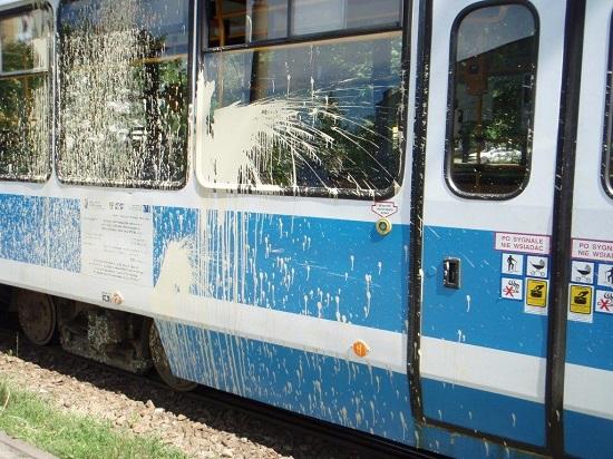 Ruszyli w pościg za wandalami, którzy oblali farbą tramwaj. Dostali od MPK dyplomy