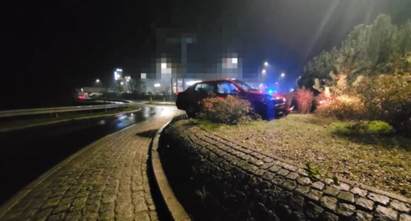 Na rondzie pojechał… prosto. Pijany 23-latek rozbił auto na „wysepce”