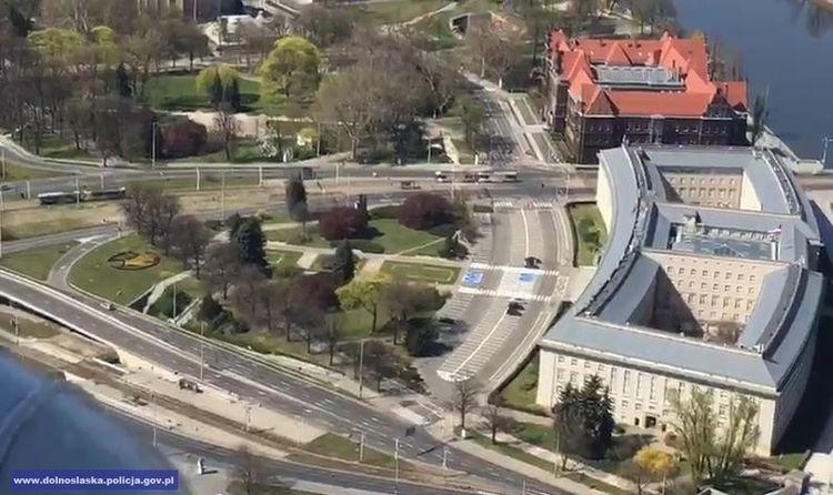 Policyjny helikopter nad Wrocławiem także w Wielkanoc [ZDJĘCIA, WIDEO]