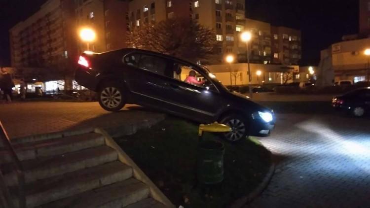 Coś poszło nie tak! Na Bulwarze Ikara auto zawisło na skarpie [ZOBACZ]