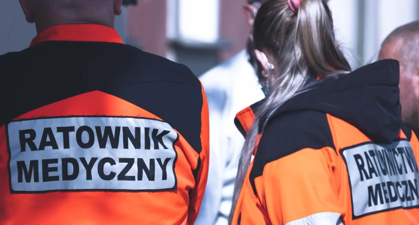 Zaatakował ratowników i zdemolował karetkę. Znajomi agresora przegonili medyków    