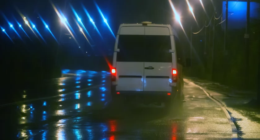 Próba porwania nastolatki z ulicy? Kierowca białego busa na celowniku śledczych