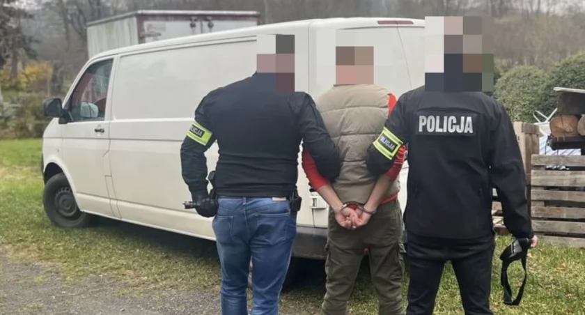 To on chciał siłą wciągnąć nastolatkę do busa! 30-latek zatrzymany