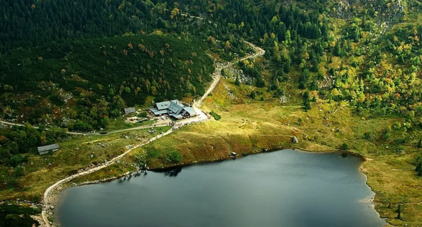 Najciekawsze schroniska w Karkonoszach. Klimat jesienią jest tu zupełnie wyjątkowy