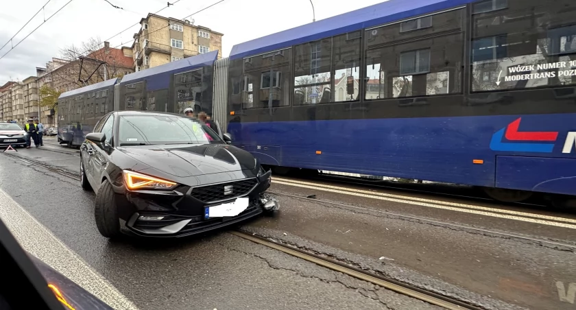Tramwaj zderzył się z seatem na Sienkiewicza. Pojazdy zablokowały torowisko 