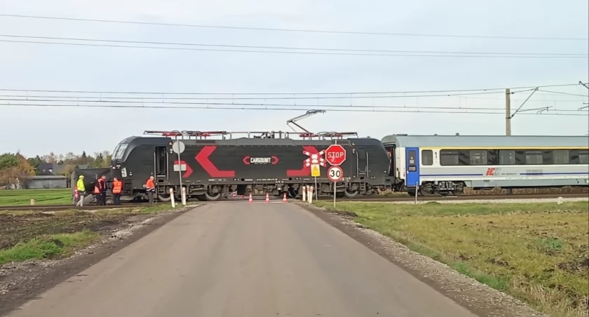 Wypadek na przejeździe kolejowym pod Wrocławiem. Pociąg zderzył się z busem