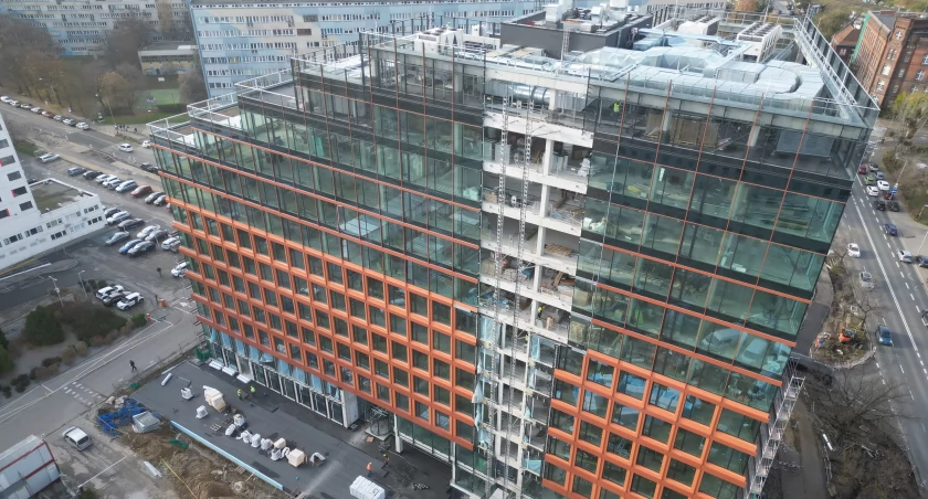 Gigant wyrósł w centrum Wrocławia! Z biurowca zniknęło rusztowanie. Co z drugim budynkiem?