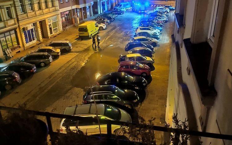 Wrocław: na Jedności Narodowej pękła rura. Woda zalała ulicę