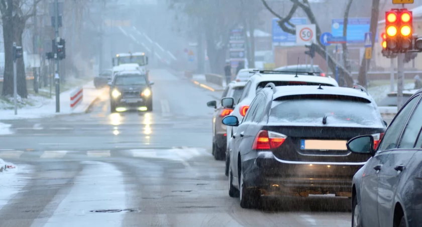 Zimowy alert dla mieszkańców Dolnego Śląska. Będzie ślisko, w regionie pada śnieg