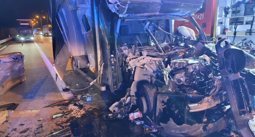 Koszmar! Bus uderzył w ciężarówkę, kabina totalnie zmiażdżona
