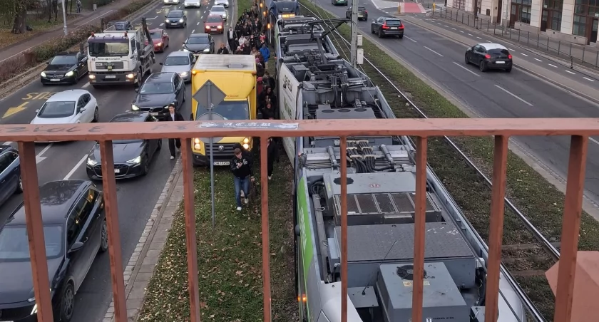 Tramwaj wykoleił się w centrum Wrocławia. Na Legnickiej pękła szyna. Potężne utrudnienia! 