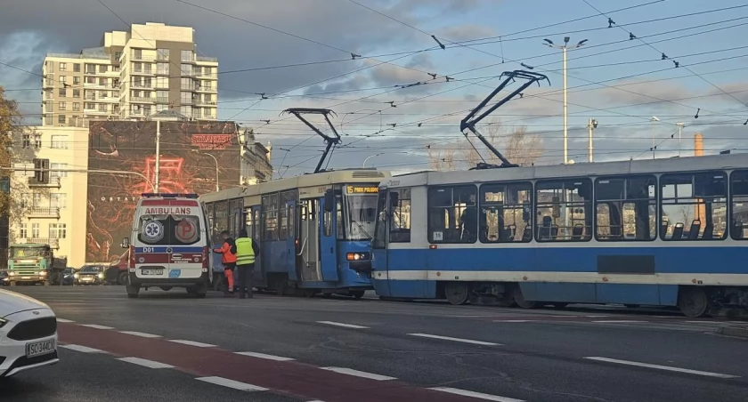 Wypadek tramwajów na pl. Jana Pawła II. Są ranni i potężne korki