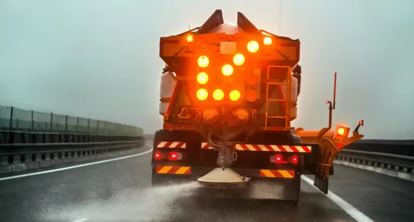 W nocy atak zimy we Wrocławiu. Drogowcy: trzymamy rękę na pulsie