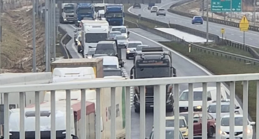 Trasa S5 pod Wrocławiem zablokowana. Bus zderzył się z solarką