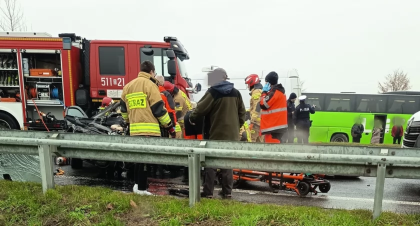 Flixbus zderzył się z oplem pod Wrocławiem. Autokar wpadł do rowu, kierująca zmarła