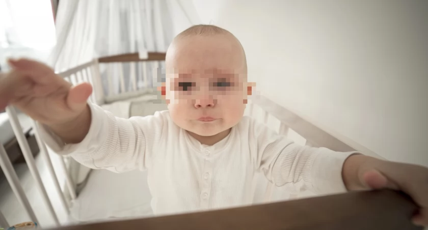 Matka znęcała się nad rocznym dzieckiem. Filmiki wysyłała jego ojcu