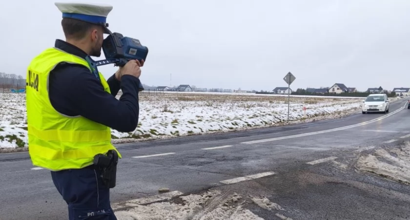 Drogi śliskie jak diabli, a policja jednego dnia zatrzymała na Dolnym Śląsku 1229 kierowców przekraczających prędkość