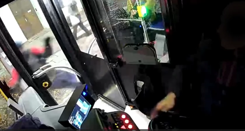 Drzwi autobusu przytrzasnęły nogę pasażerowi. „Wyjdź tu kur…, to cię zaj…” [FILM]