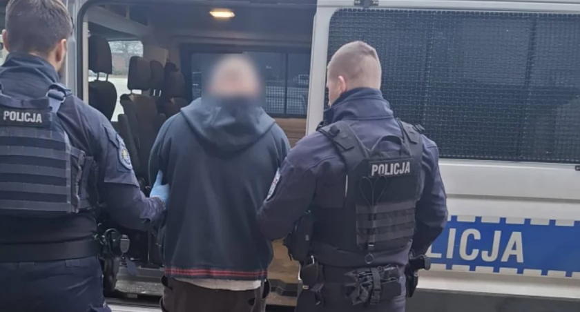 Celowo potrącił kobietę samochodem. 35-latka w ciężkim stanie trafiła do szpitala