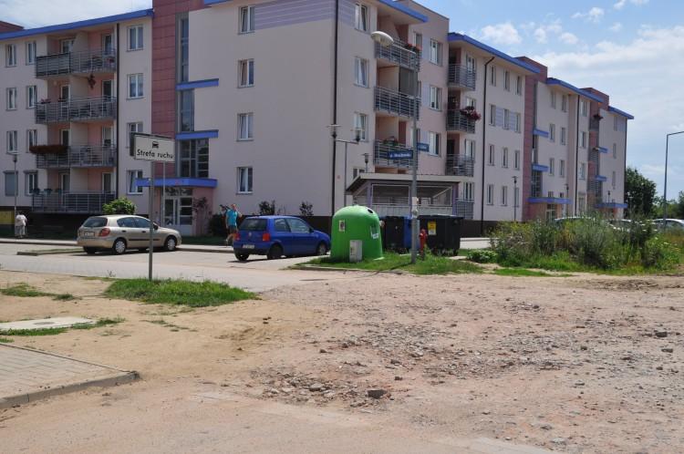 Mieszkańcy zostali bez ulicy. Muszą jeździć po drodze gruntowej [ZDJĘCIA]