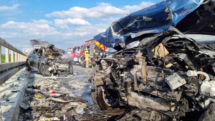 Dramatyczny wypadek na drodze Wrocław - Jelenia Góra. Dwie osoby walczą o życie