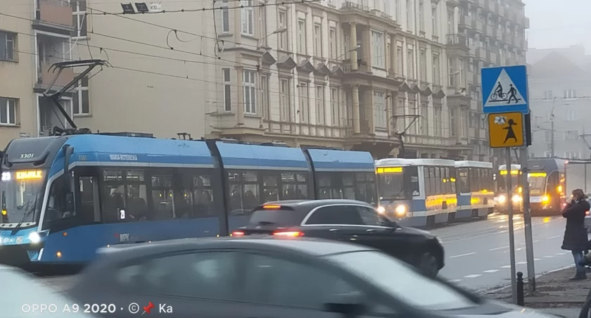 Paraliż w centrum Wrocławia. Potężny korek tramwajów w kierunku dworca PKP 