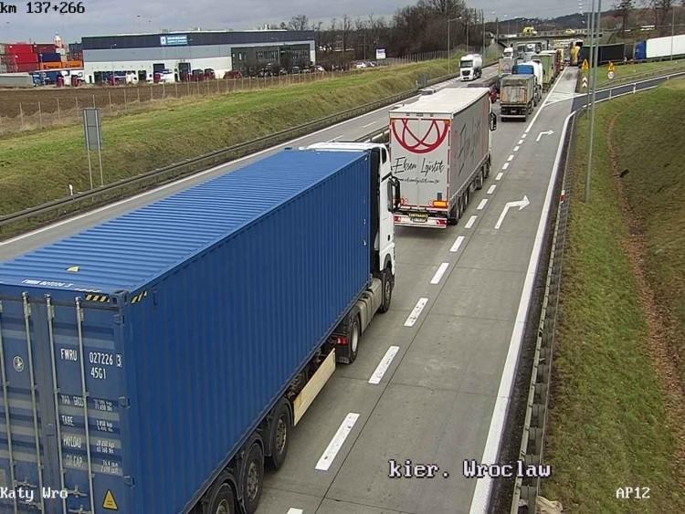 Wypadek na A4. Auto wjechało do rowu, ranna jedna osoba