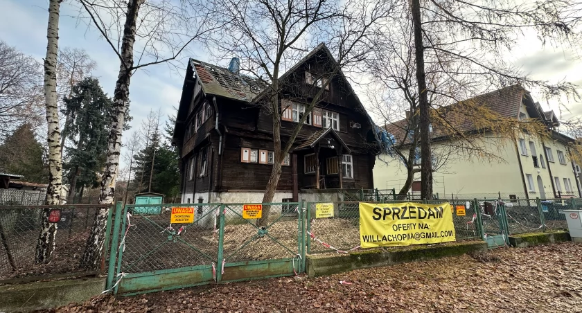 Tajemnicze tabliczki na płocie willi we Wrocławiu. 