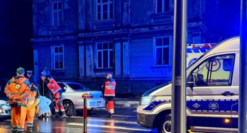 Chwile grozy na przejściu dla pieszych. 81-letni kierowca wjechał w kobietę na pasach