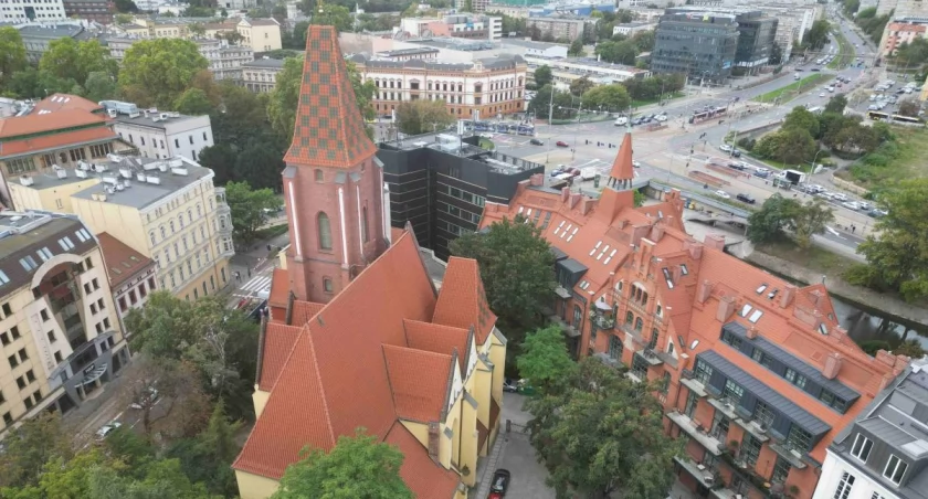 Kiedyś Królewski, potem 1 Maja, a od 20 lat jego patronem jest Jan Paweł II. Jak się zmieniał plac położony tuż obok Rynku 