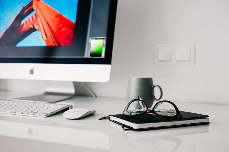 Ergonomiczne biurko regulowane - dopasuj wysokość blatu biurka i ciesz się komfortem pracy